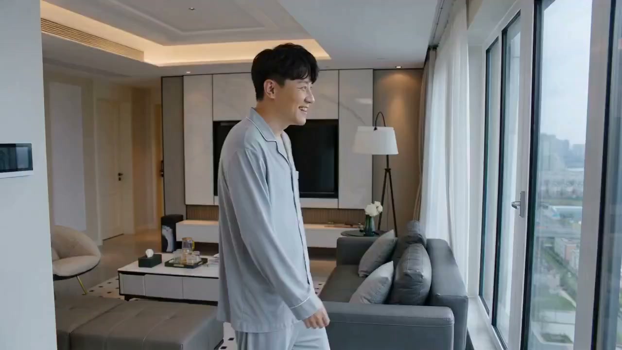 得意洋洋的丈夫举报门卫的瞬间 · 来源示例
