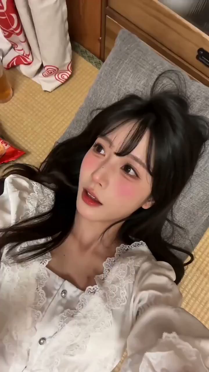 派对后榻榻米上微醺Coser的私房自拍 · Source example