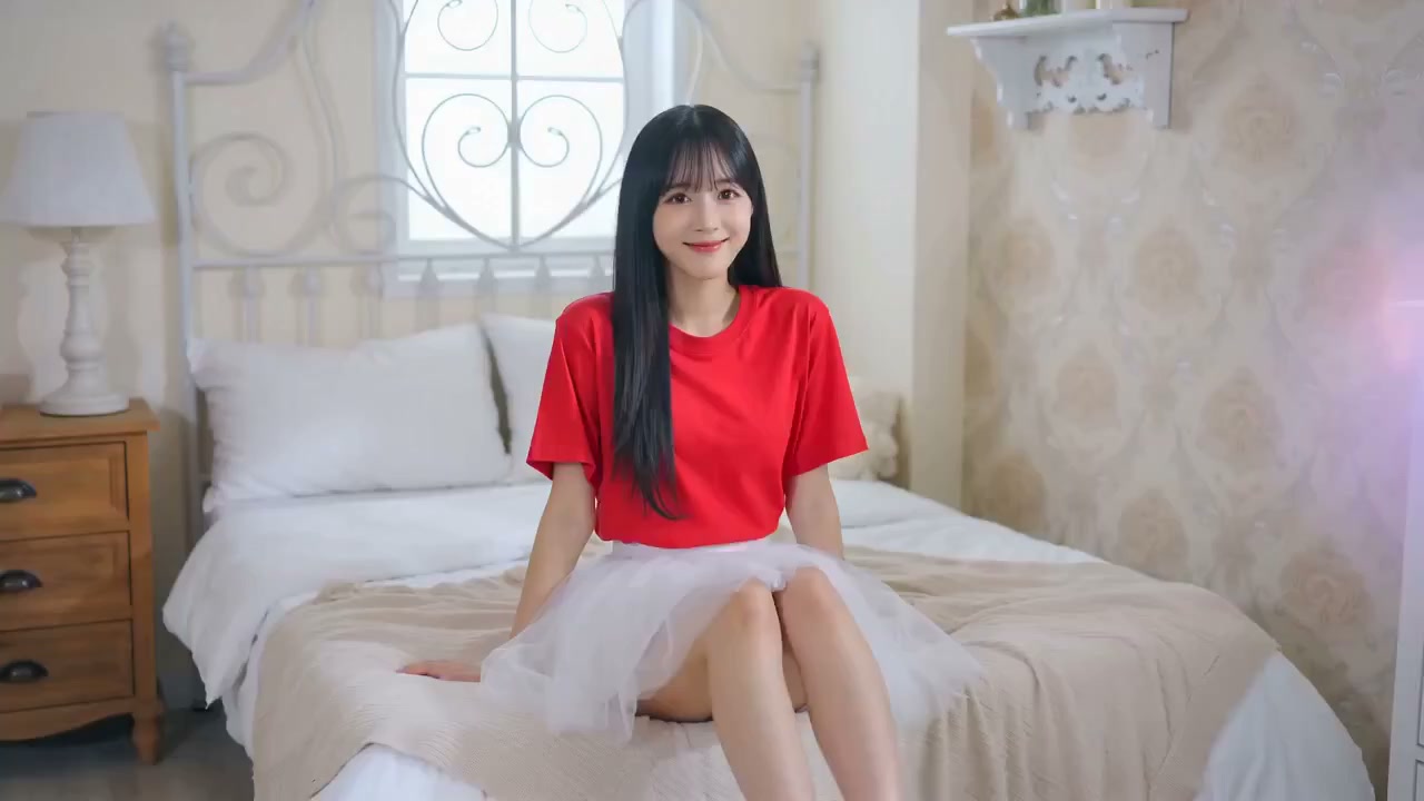 卧室里的清纯红衣少女与青春气息 · 来源示例