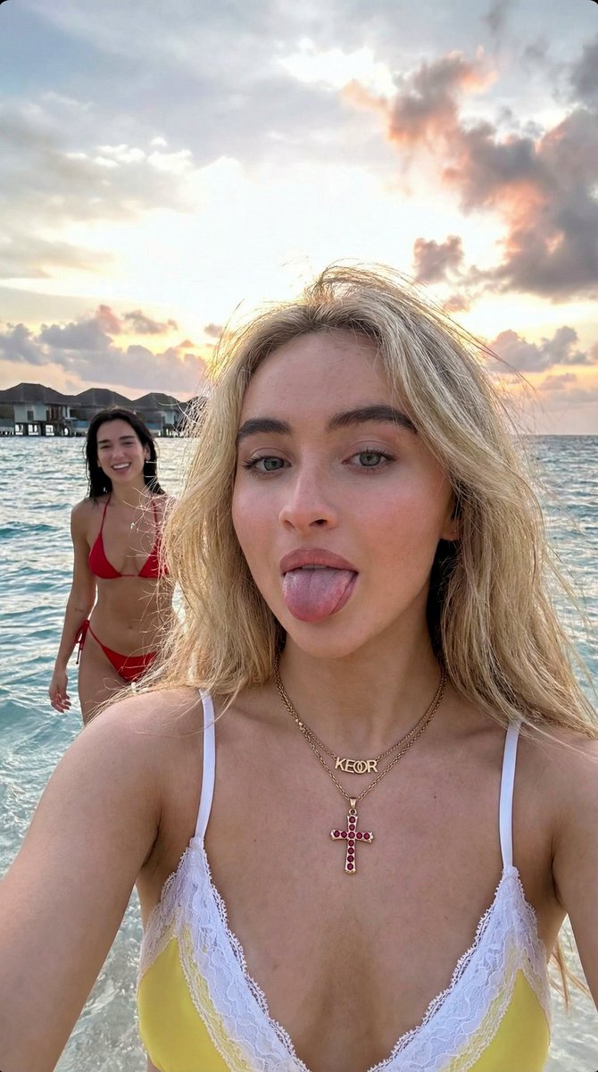 马尔代夫海滩金发少女与Dua Lipa俏皮自拍 · 来源示例