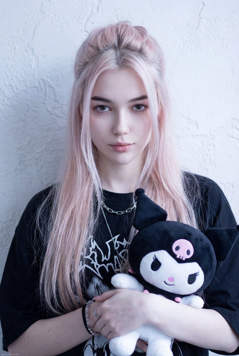 冷白皮辣妹怀抱库洛米绝美写真 · Source example