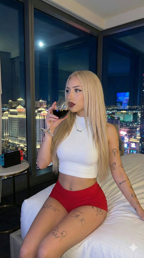 赌城璀璨夜色下窗边独酌的慵懒金发女郎 - AI图片提示词示例