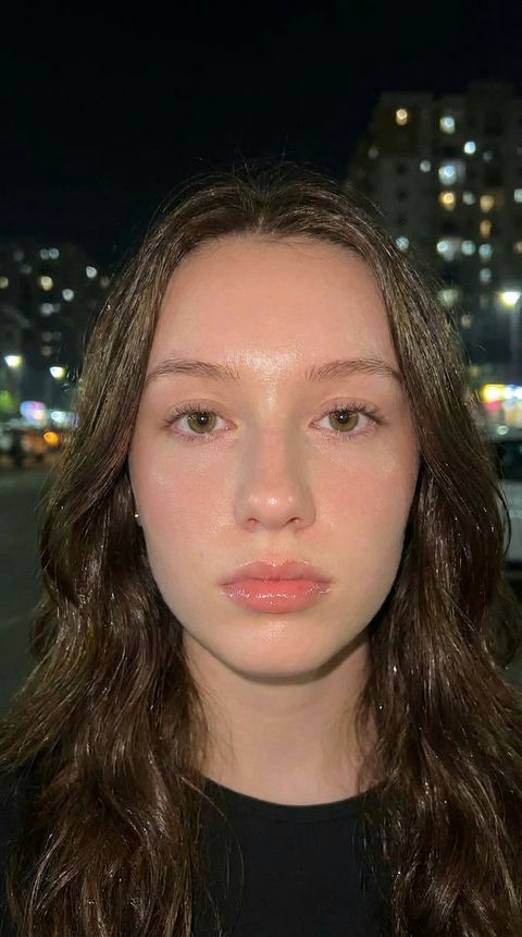 都市夜色下的直闪水光肌氛围感少女 - AI图片提示词示例