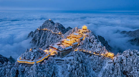 云顶天宫雪后老君山金顶绝美蓝调时刻 - AI图片提示词示例