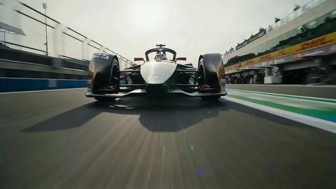 极速狂飙：电影级F1赛车进站实录 - AI图片提示词示例