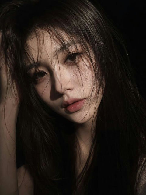 超写实长发女性特写情绪时尚肖像 - AI图片提示词示例