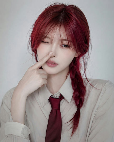红发麻花辫职场美女单眼眨眼特写 - AI图片提示词示例