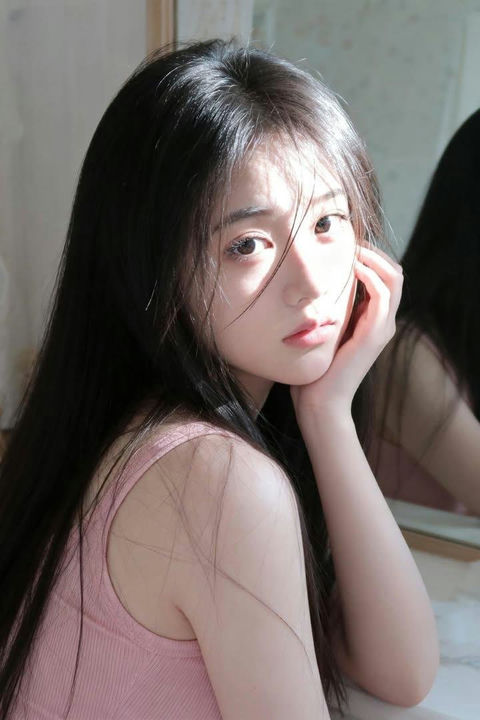 极写实东亚女性复古镜前肖像 - AI图片提示词示例