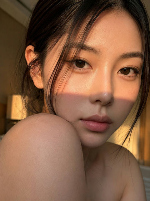 黄金时刻室内东亚女性唯美特写人像 - AI图片提示词示例