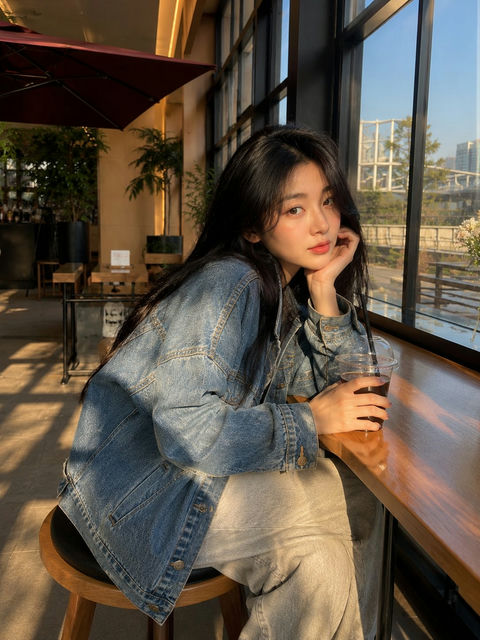 室内咖啡馆牛仔外套美女写实肖像 - AI图片提示词示例