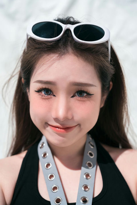 东亚少女近景写实自拍 - AI图片提示词示例