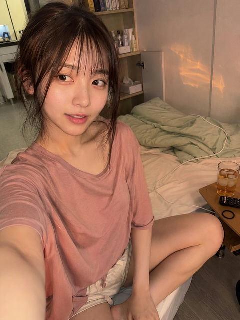 日本女性夏日傍晚居家手机自拍写实人像 - AI图片提示词示例