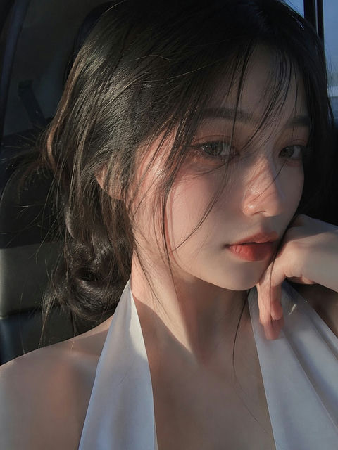 超写实手机摄影质感东亚女性特写 - AI图片提示词示例