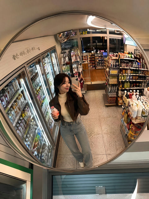韩国深夜便利店凸面镜街拍人像 - AI图片提示词示例