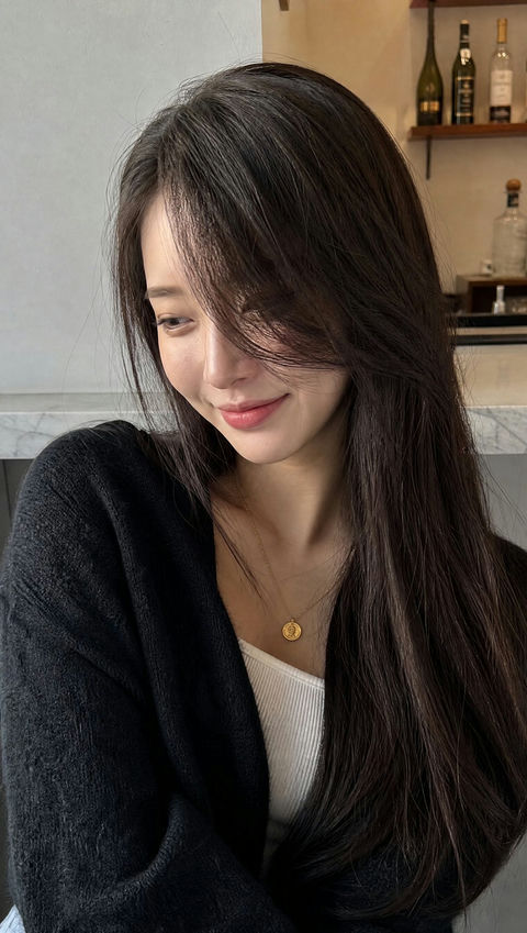 室内柔光侧颜东亚美女写实人像 - AI图片提示词示例