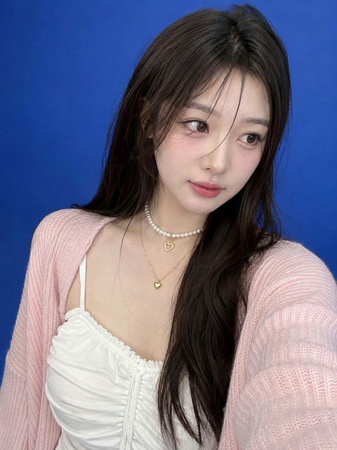 蓝幕背景东亚女性手机自拍写实人像 - AI图片提示词示例