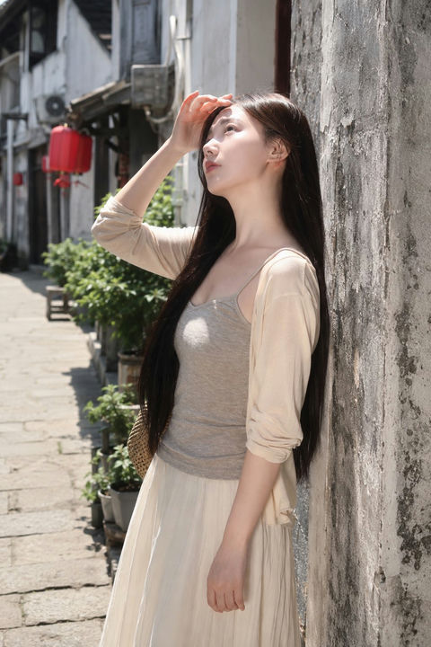 老城巷弄东亚女性写实肖像 - AI图片提示词示例