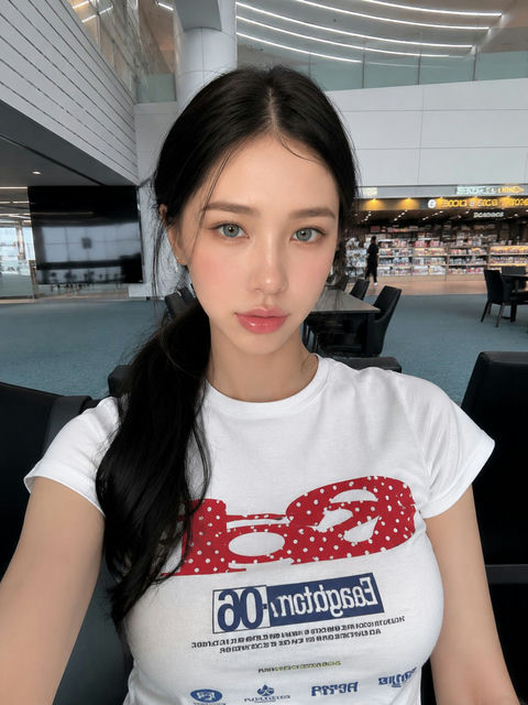 现代机场写实东亚女性生活自拍 - AI图片提示词示例