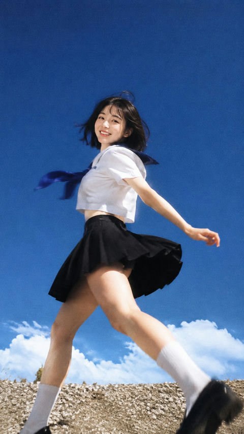 蓝天下的日系水手服少女户外人像 - AI图片提示词示例