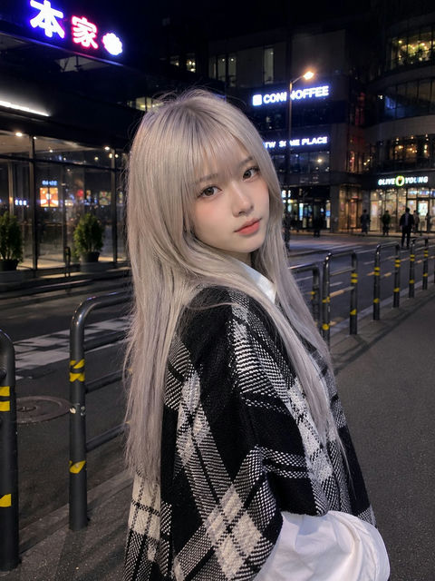 超写实手机街拍白金发少女 - AI图片提示词示例