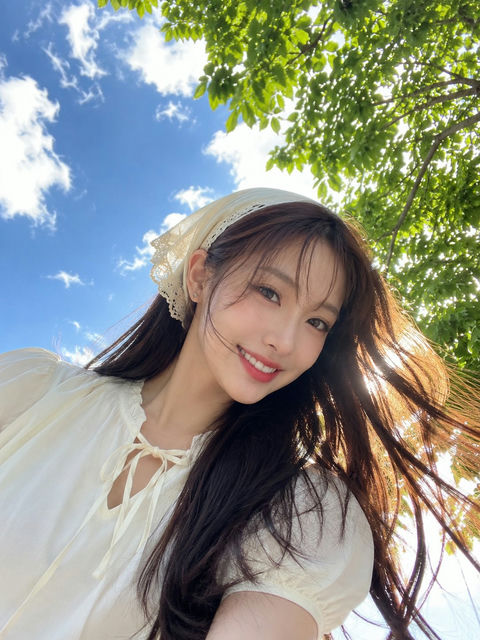 蔚蓝天空下田园风东亚女性低角度手持自拍 - AI图片提示词示例