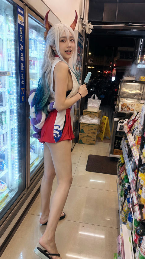 海贼王女角色深夜便利店手机抓拍 - AI图片提示词示例