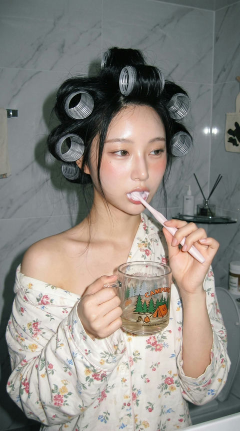 东亚女性清晨洗漱生活感CCD胶片人像 - AI图片提示词示例