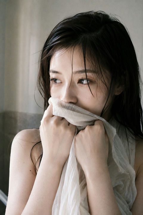 富士胶片感清冷少女生活抓拍 - AI图片提示词示例