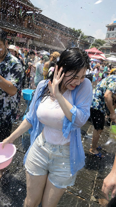 泼水节iPhone抓拍东亚丰满女性人像 - AI图片提示词示例