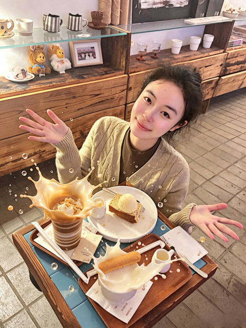 人像饮品动感水花飞溅效果 - AI图片提示词示例