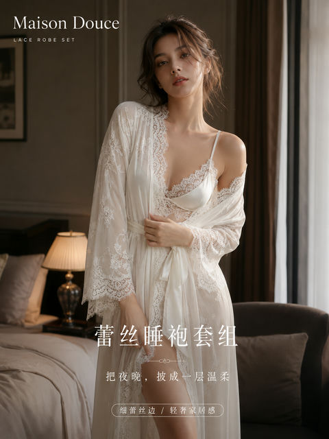 极致优雅白蕾丝家居服高定海报 - AI图片提示词示例