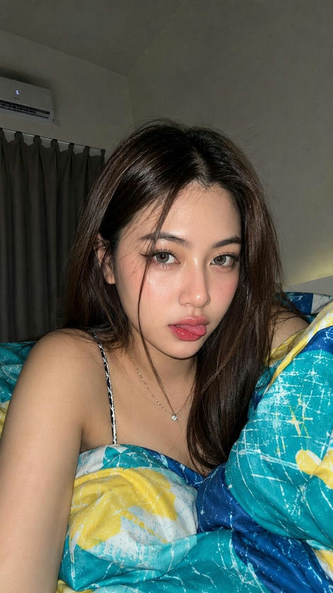 东南亚女性卧室手机自拍写实人像 - AI图片提示词示例