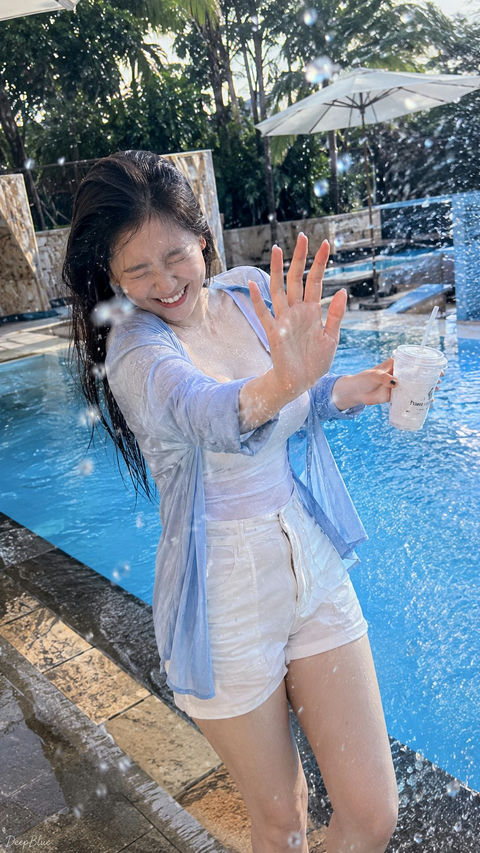 手机抓拍夏日泳池边丰满东亚女性水花溅起 - AI图片提示词示例