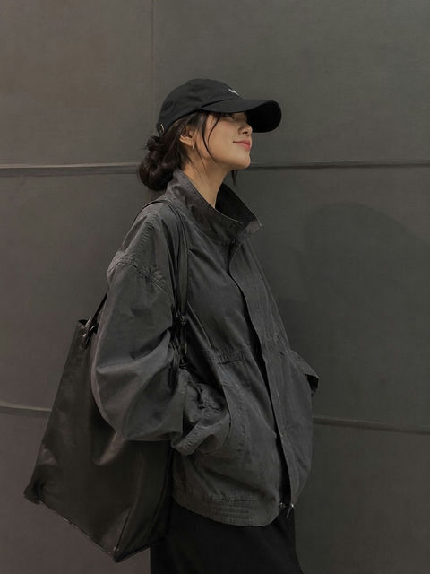极简深灰背景下的时尚工装风街拍女性 - AI图片提示词示例