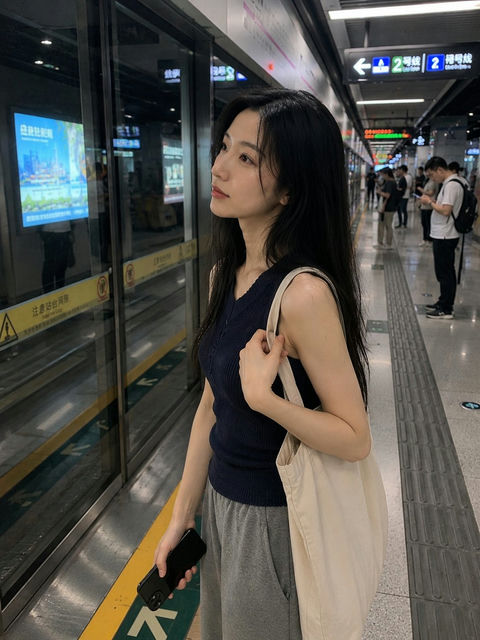 城市地铁站台等车的亚洲女性真实手机抓拍 - AI图片提示词示例