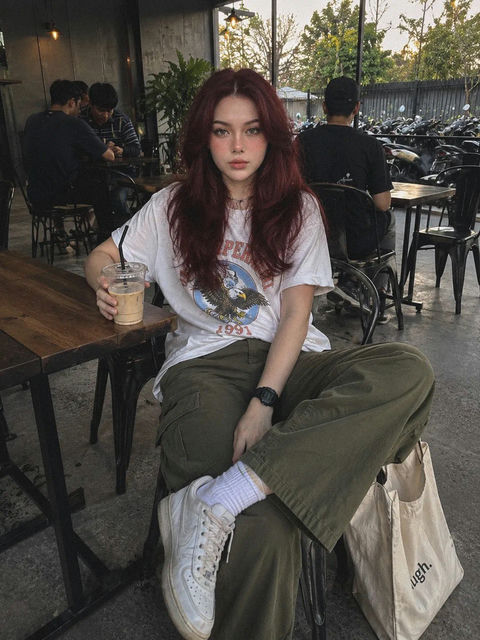 印度尼西亚工业风咖啡馆写实女性写真 - AI图片提示词示例