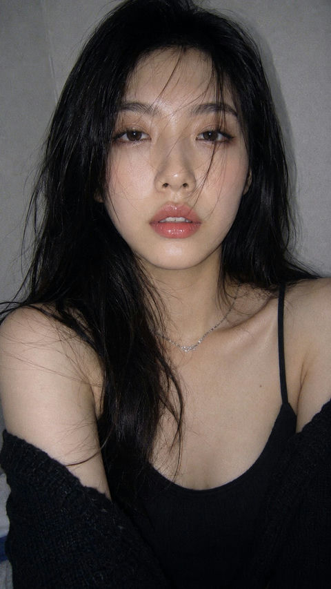 复古CCD质感韩国女性时尚人像 - AI图片提示词示例