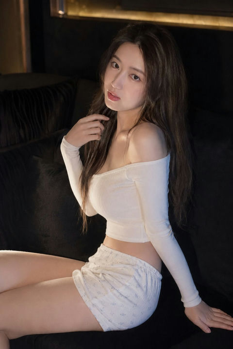 深色沙发上的东亚女性居家慵懒人像 - AI图片提示词示例