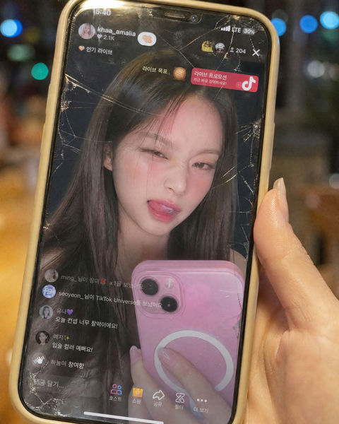 韩国女性手持碎屏手机直播写实特写 - AI图片提示词示例
