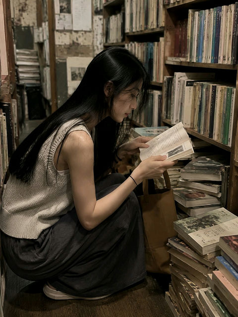 旧书店看书的亚洲女性生活感手机摄影 - AI图片提示词示例