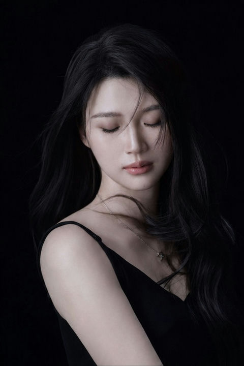极简黑衣东亚女性忧郁氛围人像 - AI图片提示词示例