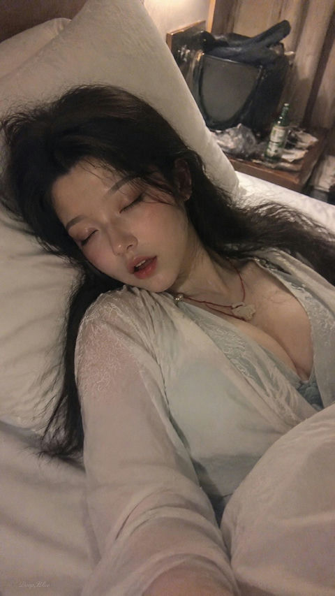 2000年代旧手机质感江南女孩深夜酒店熟睡 - AI图片提示词示例
