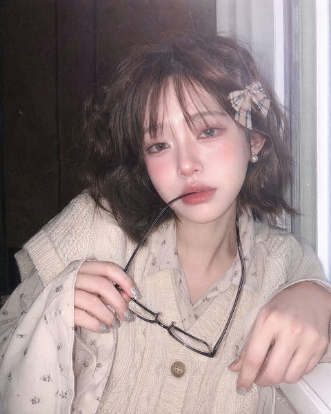 日系复古CCD纹理氛围感少女写真 - AI图片提示词示例