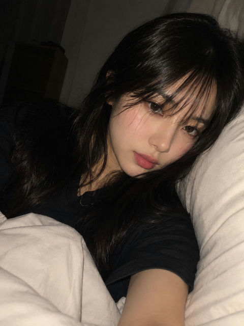高度写实东亚女性深夜卧室睡前自拍 - AI图片提示词示例