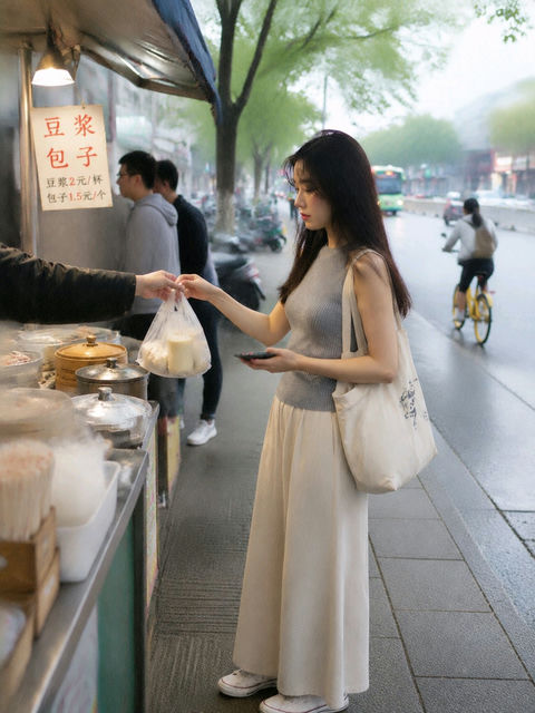 街头早餐摊前的年轻亚洲女性写实抓拍 - AI图片提示词示例