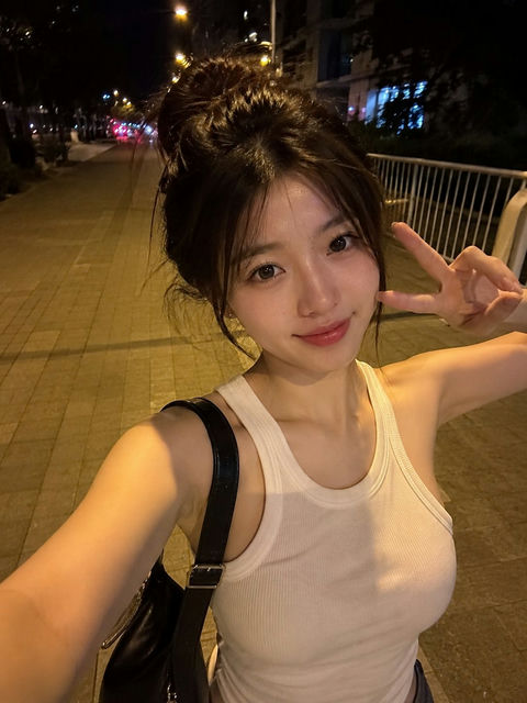 深夜街头漫步的东亚女性手机自拍 - AI图片提示词示例