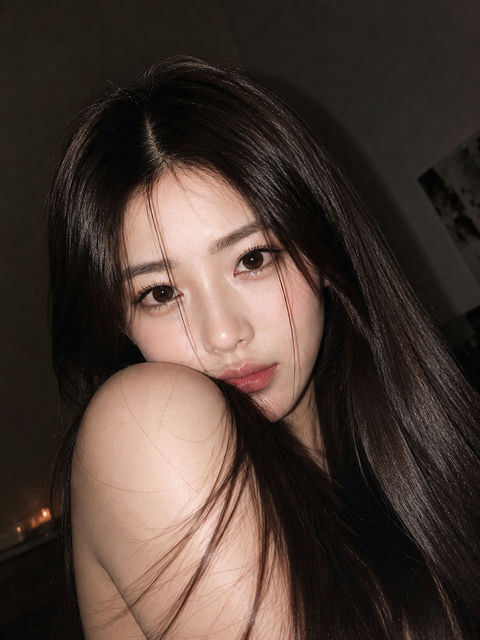 室内闪光灯氛围感东亚女性绝美写真 - AI图片提示词示例