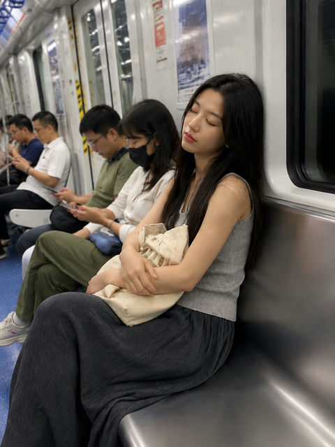 地铁早高峰通勤补觉的年轻女性 - AI图片提示词示例