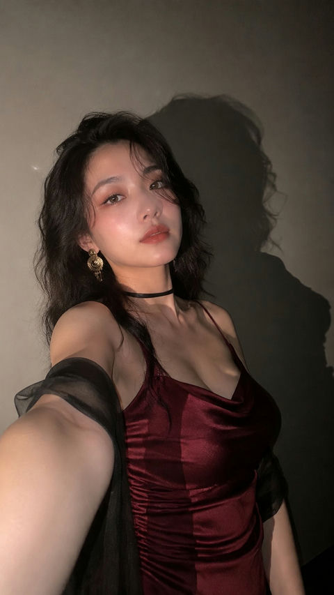 真实手机闪光灯女性写实自拍 - AI图片提示词示例