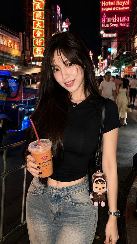 曼谷唐人街耀华力路夜景回头微笑女子人像 - AI图片提示词示例